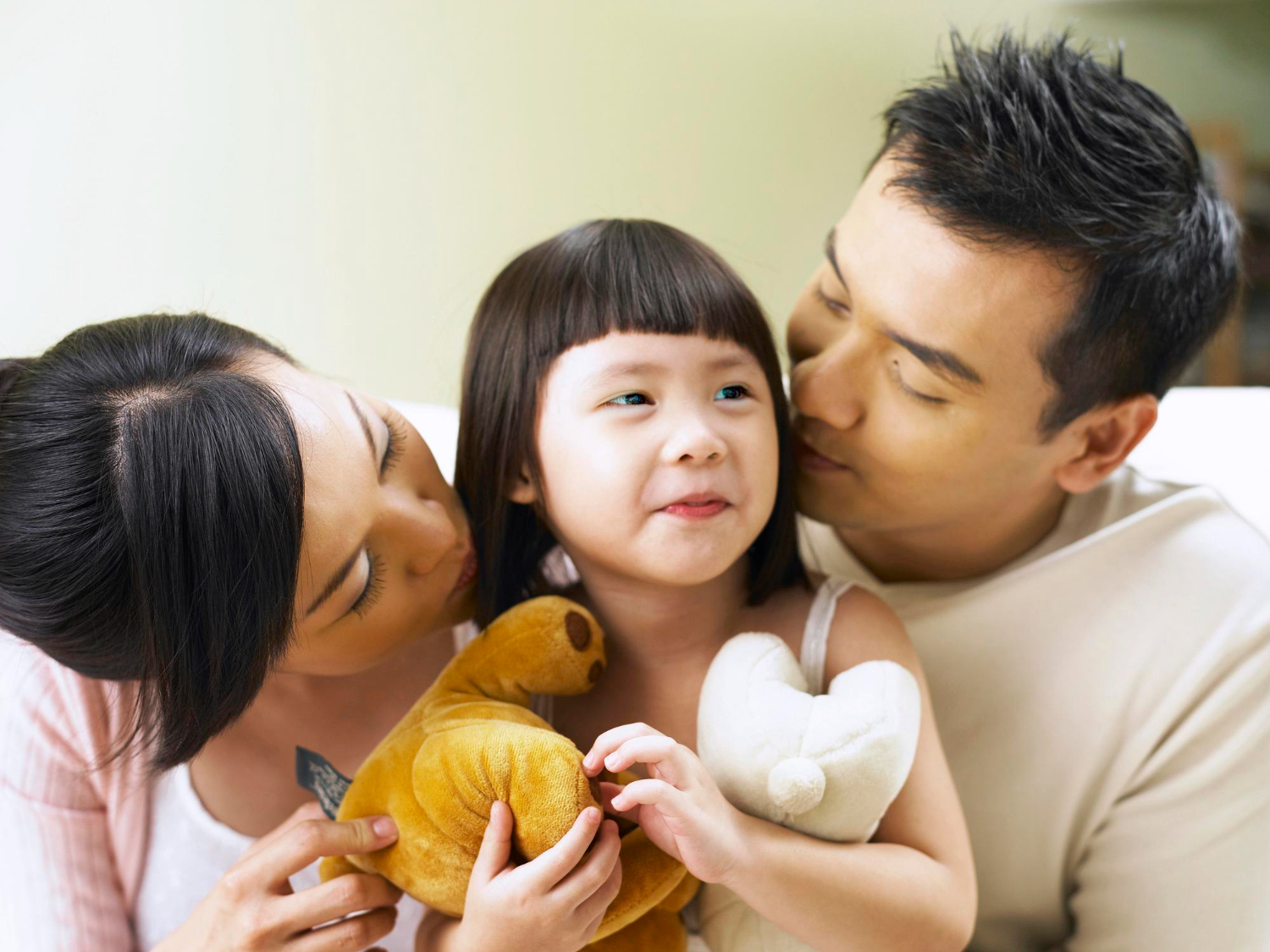 一家三口温馨时刻